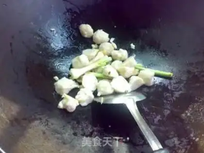 Make Garlic sauce and ink fishballs step 4