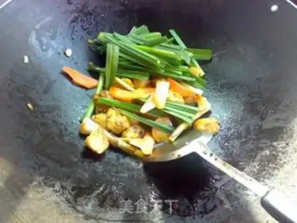 Make Garlic sauce and ink fishballs step 7