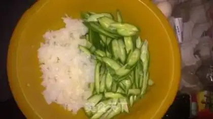 Make A cucumber with silver ears step 1