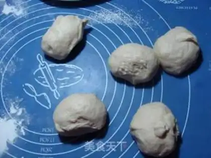 Make Sesame intestine bread step 1