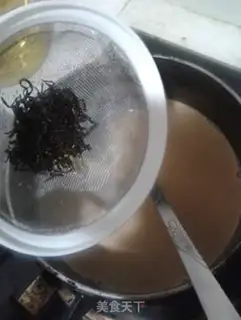 Make Red bean caramel milk tea step 5