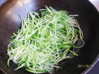 Make The radish fan shrimp step 2