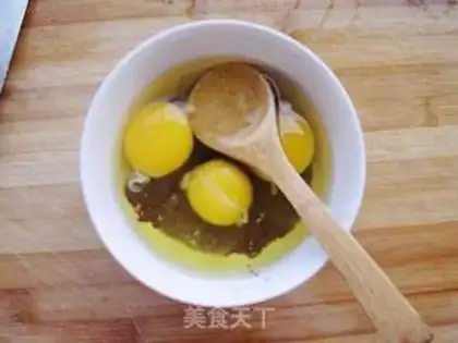 Make Pepper egg and crab seed sauce step 1