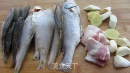 Make Burning sea fish cakes step 1