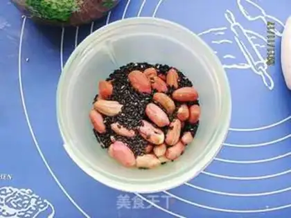 Make Peanut red sugar sesame pie step 1