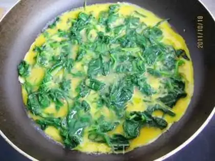 Make A spinach omelet step 4