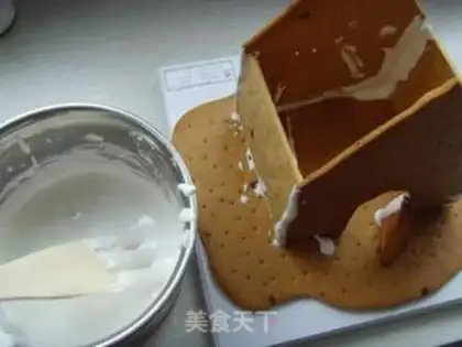 Make Christmas gingerbread house step 12