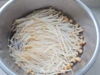 Make Gold pins and mushrooms, black-mucked meat step 1