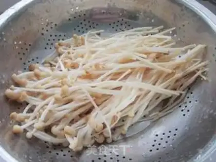 Make Gold pins and mushrooms, black-mucked meat step 2