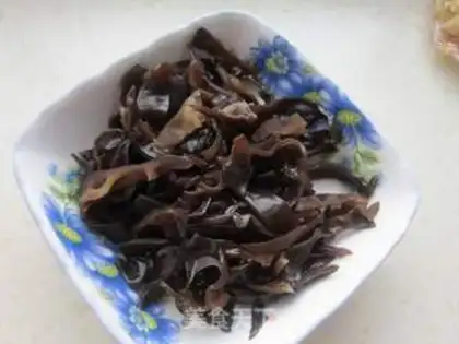 Make Gold pins and mushrooms, black-mucked meat step 3