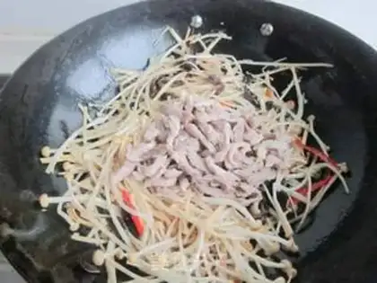 Make Gold pins and mushrooms, black-mucked meat step 9