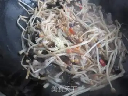Make Gold pins and mushrooms, black-mucked meat step 10
