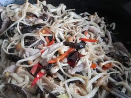 Make Gold pins and mushrooms, black-mucked meat step 11