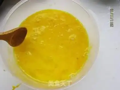 Make Scrambled eggs step 1