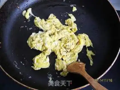 Make Scrambled eggs step 2