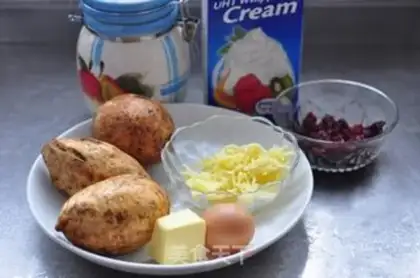 Make Cranberry cheese and potatoes step 0