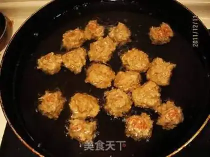 Make Red pork meatballs step 1