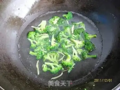 Make Eggs and blue flower soup step 4