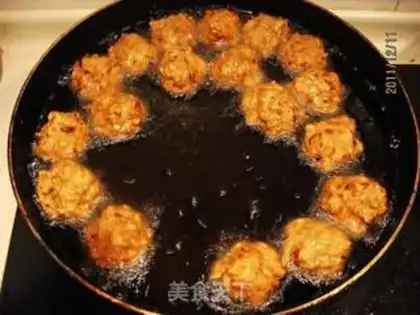 Make Red pork meatballs step 2