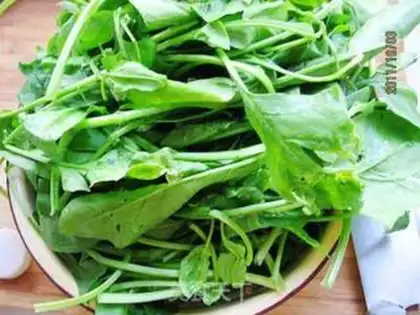 Make Spicy peanut spinach step 0