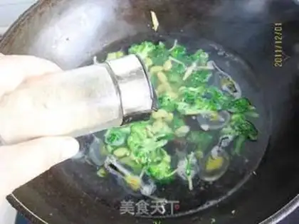 Make Eggs and blue flower soup step 6