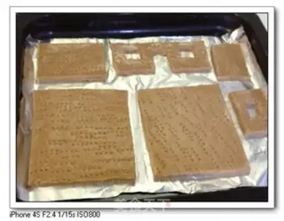 Make Christmas gingerbread house step 8