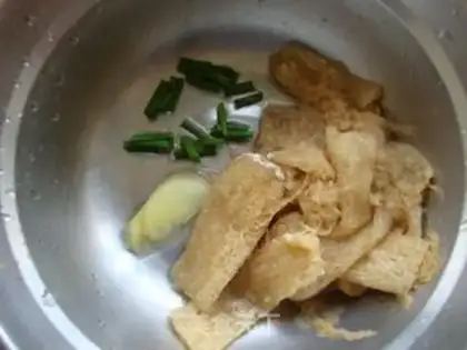 Make Sodium egg soup step 1