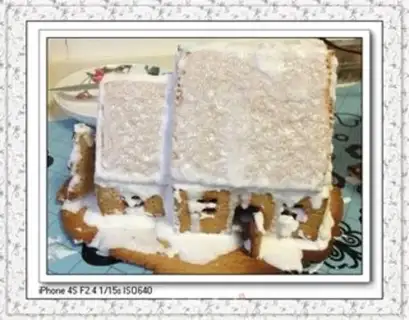 Make Christmas gingerbread house step 13