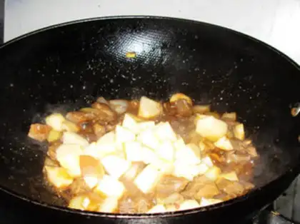 Make Black pepper apple beef step 10