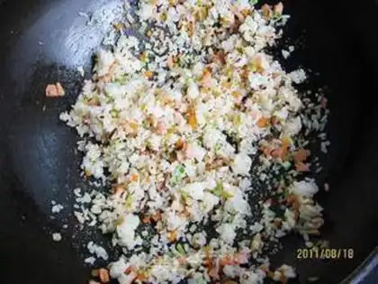 Make Fried rice sushi roll step 4