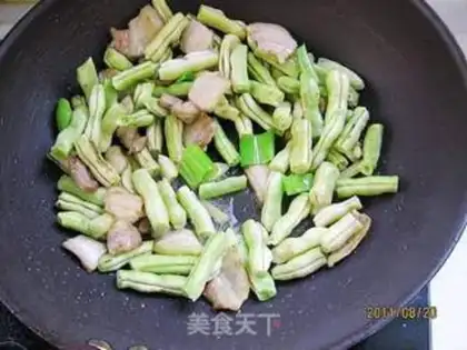 Make Potato fried beans step 2