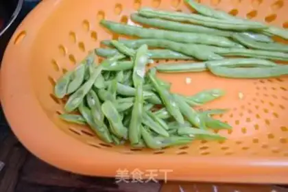 Make Slubber bean horns, quick noodles step 2