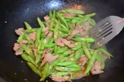 Make Slubber bean horns, quick noodles step 6