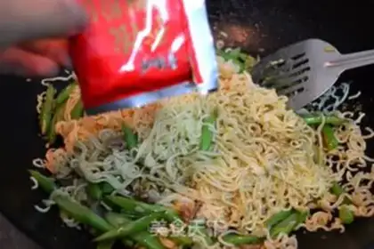 Make Slubber bean horns, quick noodles step 7