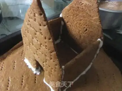Make Christmas gingerbread house step 10