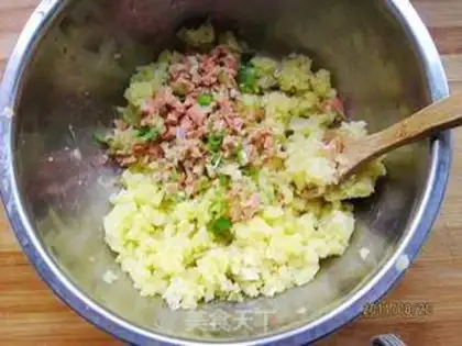 Make Onion ham mashed potatoes step 1