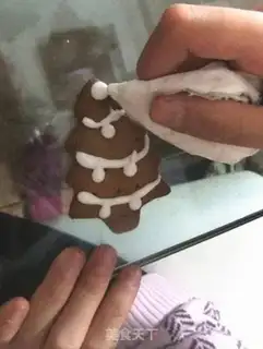Make Christmas gingerbread house step 12