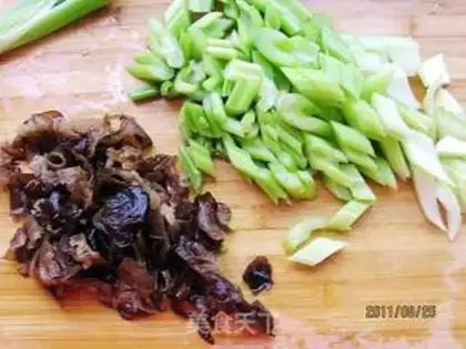 Make Celery fried wood step 0