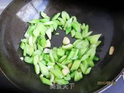 Make Celery fried wood step 3