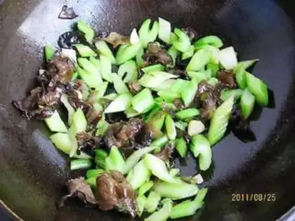 Make Celery fried wood step 5