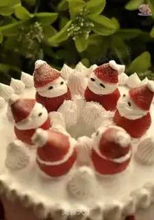 Make Christmas strawberry cake step 18
