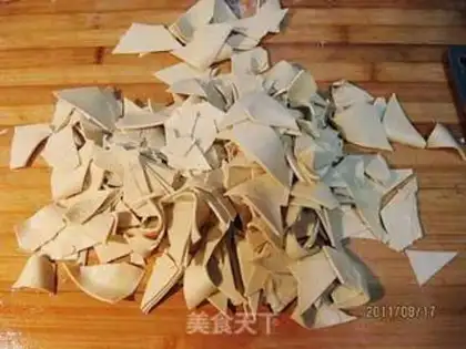 Make Pretzels of bean skin step 1