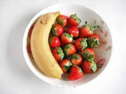 Make Snow strawberry garden cake step 7