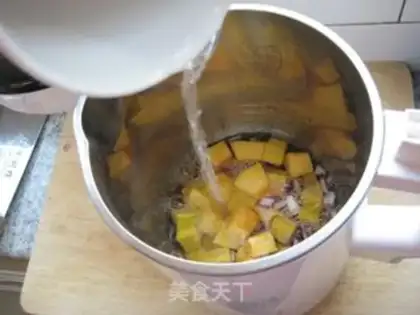 Make Onion pumpkin corn soup step 1