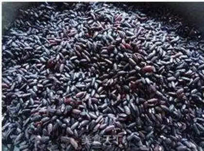 Make Black rice knife cut the buns step 0