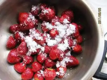 Make Sugar Strawberry step 1
