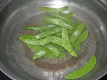 Make Black pepper sausage fried Dutch beans step 2