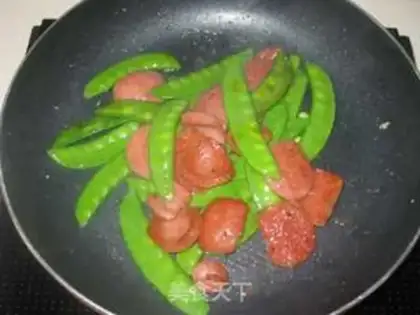 Make Black pepper sausage fried Dutch beans step 9