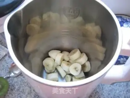 Make Banana monkey milkshake step 1