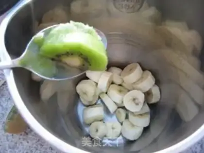 Make Banana monkey milkshake step 2